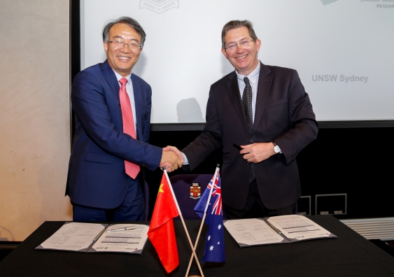 Professor Qing Liu, President of JITRI, and UNSW Sydney President and Vice-Chancellor Ian Jacobs sign the The UNSW-Jiangsu Industrial Technology Research Institute Collaboration Fund supporting 10 major tech projects.