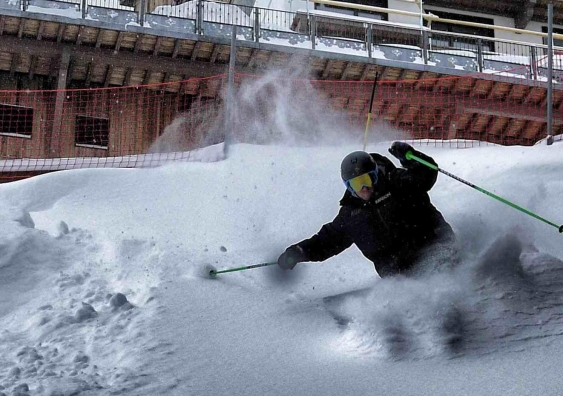 Scott Kneller skiing