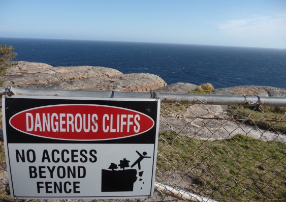 24_fencer_barrier_near_cliff.jpg