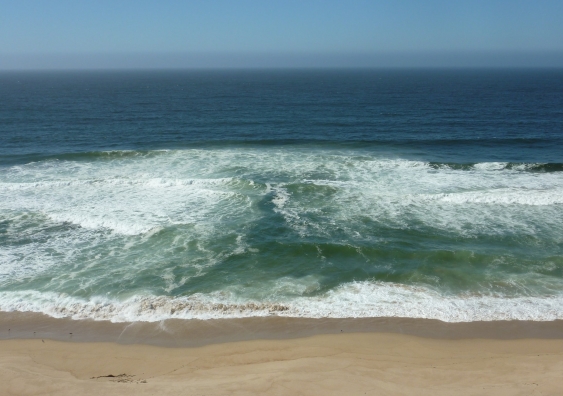 a rip current flows straight out to sea