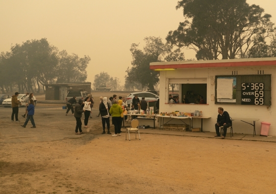 bushfire evacuees shrouded in thick haze