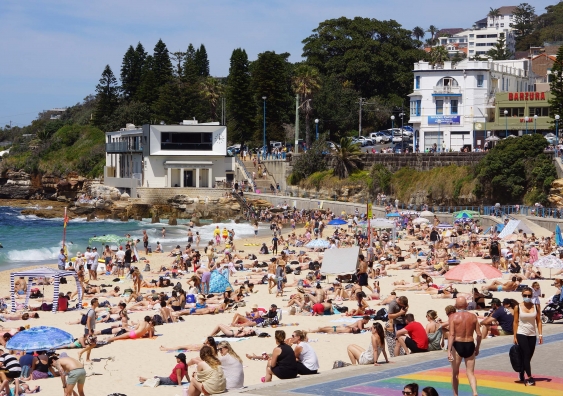 Crowds at Coogee after lockdwon