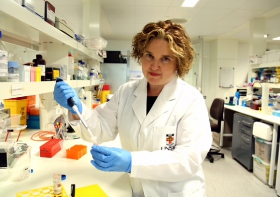 dr_phoebe_phillips_from_the_unsw_lowy_cancer_research_centre_3_002.jpg