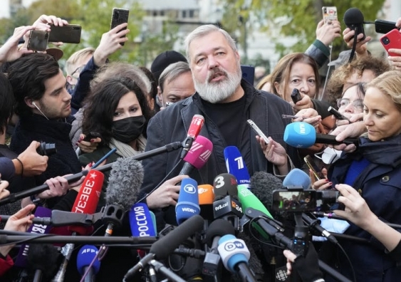 Journalists surround Dmitry Muratov, a russian journalist