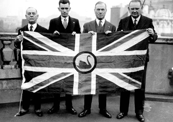 Four secessionist delegates holding the proposed flag for Western Australia in 1934
