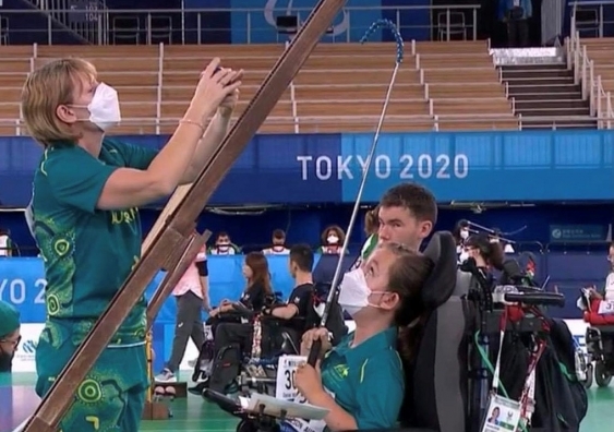 Jamieson Leeson assisted by her Mum at Tokyo 2021.