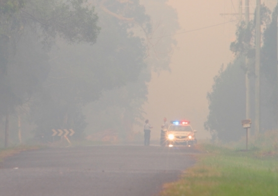 police_car_in_bushfire_smoke.jpg