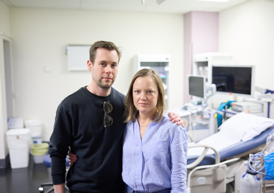Photo of Tom and Prue Craven in a hospital room