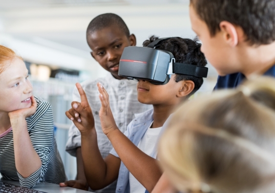 Primary school students using virtual reality