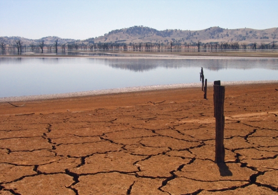 A dried up Lake Hume on the border between New South Wales and Victoria.
