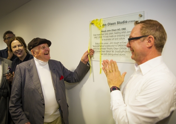 John Olsen unveils his plaque with daughter Louise and UNSW Art & Design Dean Professor Ross Harley. Photo: Momo Image