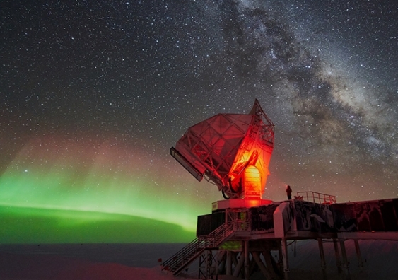 The South Pole Telescope at the US Amundsen-Scott South Pole Station, with a bright aurora in July 2020. Photo: Geoff Chen.