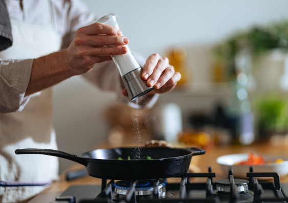 Potassium-enriched salt can be used just like regular salt and most people don’t notice any important difference in taste. Photo: Getty Images / miniseries.