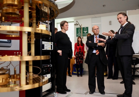 UNSW Professor Andrea Morello and Silicon Quantum Computing director Professor Michelle Simmons describe the operation of a cryogenic dilution refrigerator to the Minister for Industry, Innovation and Science Arthur Sinodinos at the UNSW quantum computing laboratory. Image courtesy cqc2t.org