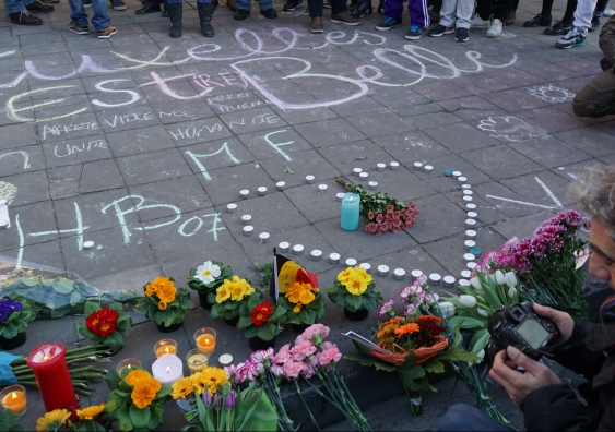 People gathering, chalk drawings and flowers for the victims. The largest message says 'Brussels is beautiful', with further inscriptions of 'Stop violence', 'Stop war', 'Unity' and 'Humanity'.Photo: Miguel Discart / Flickr