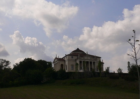 Renaissance master Andrea Palladio designed Villa La Rotonda with rooms of various characters, which at night served as viewing boxes for fireworks displays in the surrounding landscape. (CREDIT: Bogna/Wikimedia Commons, CC BY-SA)