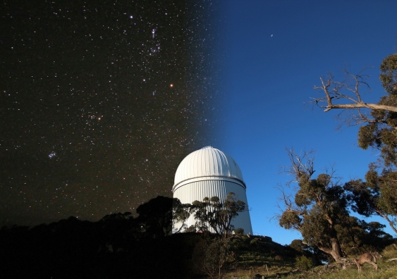 Day and night at the Anglo Australian Telescope. Half right image taken in the late afternoon, the Moon is up. Half left image taken just some few minutes before the beginning of the morning twilight of the same night. Photo: Dr Ángel R. López-Sánchez/Australian Astronomical Optics/Macquarie University/ASTRO 3D