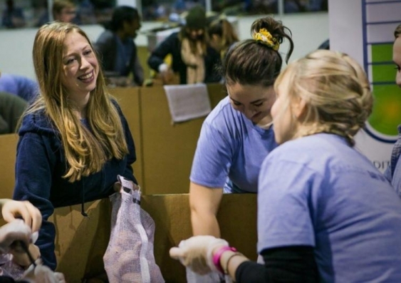 Rachel Wilkins (foreground) packing food with Chelsea Clinton. Photo: Clinton Foundation