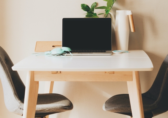 With robotic furniture, we could move beyond the limitations of the dining table desk. Photo: Unsplash.
