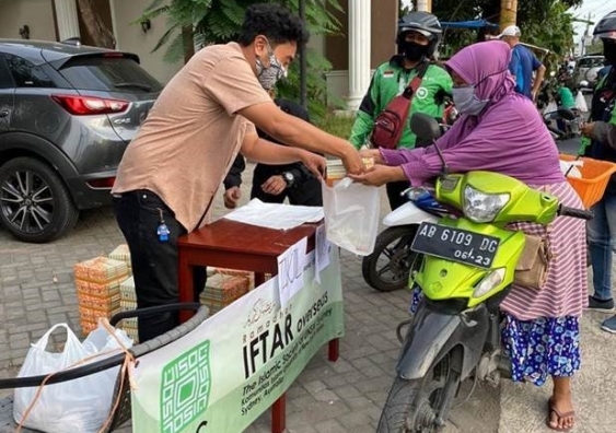 UNSW staff and students raised funds to donate this roadside iftar stand to residents of Jakarta during Ramadan. Photo: ISOC UNSW