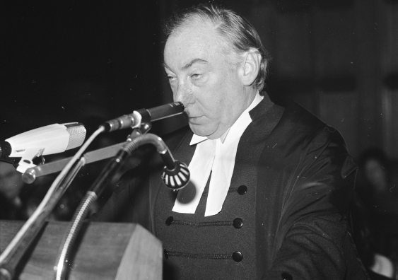 Lionel Murphy speaking at the International Court of Justice (21 May 1973), during the hearing of the Australian complaint about French nuclear test bombing. Photo: Rob Mieremet/GaHetNa (Nationaal Archief NL).
