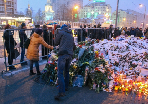 Memorial to November 2015 Paris attacks at French embassy in Moscow. Photo: Stolbovsky (Own work) CC BY-SA 3.0 via Wikimedia Commons
