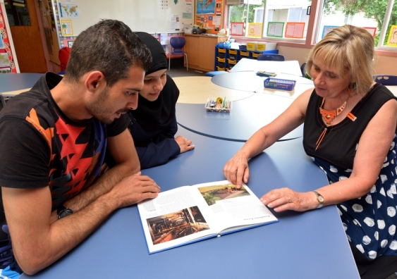 Auckland University of Technology teacher teaches Syrian refugee English at Mangere Refugee Resettlement Centre. Image by Shutterstock.