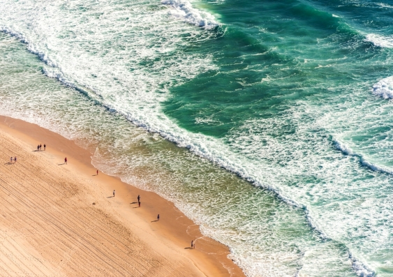 Tens of thousands of Australian primary and secondary school students participate in beach or water safety programs from lifeguards and lifesavers every year which are largely unevaluated, a study led by UNSW Science has found. Image: Shutterstock.