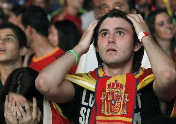 A Spanish soccer fan. Image: EPA/Alberto Martin