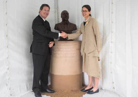UNSW Sydney Vice-Chancellor and President, Professor Ian Jacobs, and US Consul General Sharon Hudson-Dean, unveil a bronze bust dedicated to the America civil rights leader Dr Martin Luther King Jr. Photo by Franziska Link.