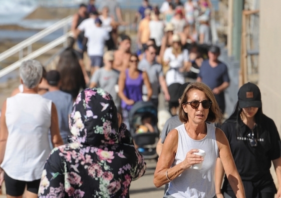 A crowded walkway at Cronulla, NSW, makes it impossible for people to observe physical distancing rules while exercising. Photo: Simon Bullard/AAP