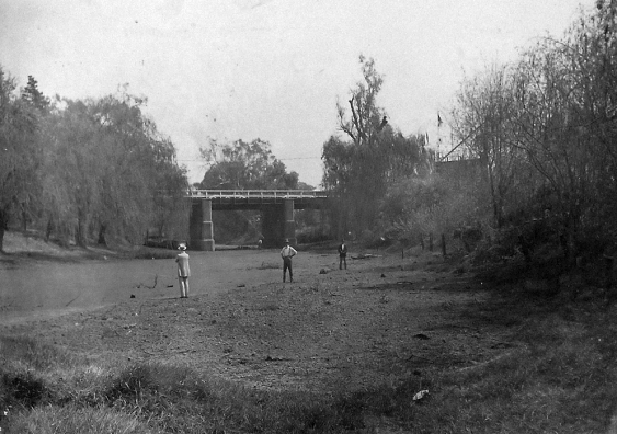 "Wollundry Lagoon dried up during the 1912 drought" by Photographer unknown, Digitalised by Bidgee - Archived at the Charles Sturt University Regional Archives (Catalogued RW5/103). Licensed under Public Domain.