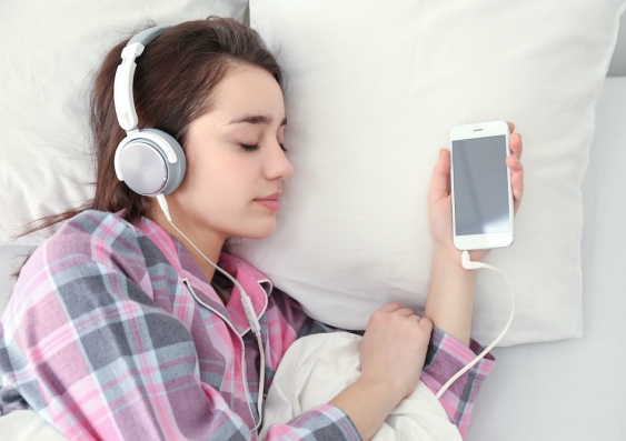 A new study reveals the specific features of music that can help improve sleep quality. Photo: Shutterstock.