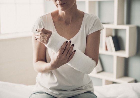 A study has shown that surgical treatment for wrist fracture does not offer clinical advantages in pain and function compared to non-surgical treatment. Photo: Shutterstock.
