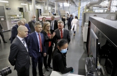 Professor Renate Egan shows Minister Chris Bowen and Matt Thistlethwaite equipment in the Solar Industrial Research Facility at UNSW. 