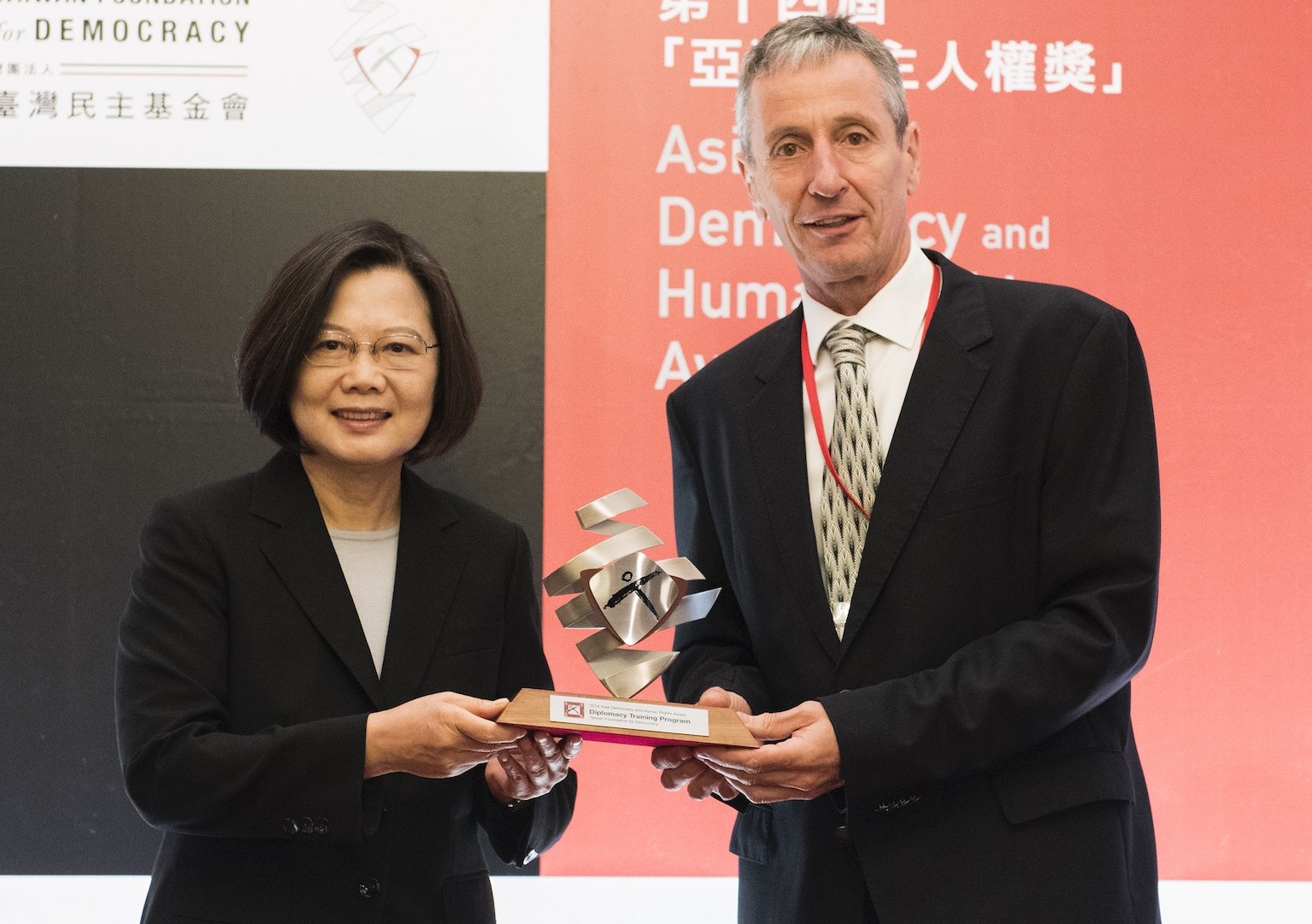 H.E. President Tsai Ing-wen presents the award to DTP Executive Director Patrick Earle. Photo: Taiwan Foundation for Democracy.