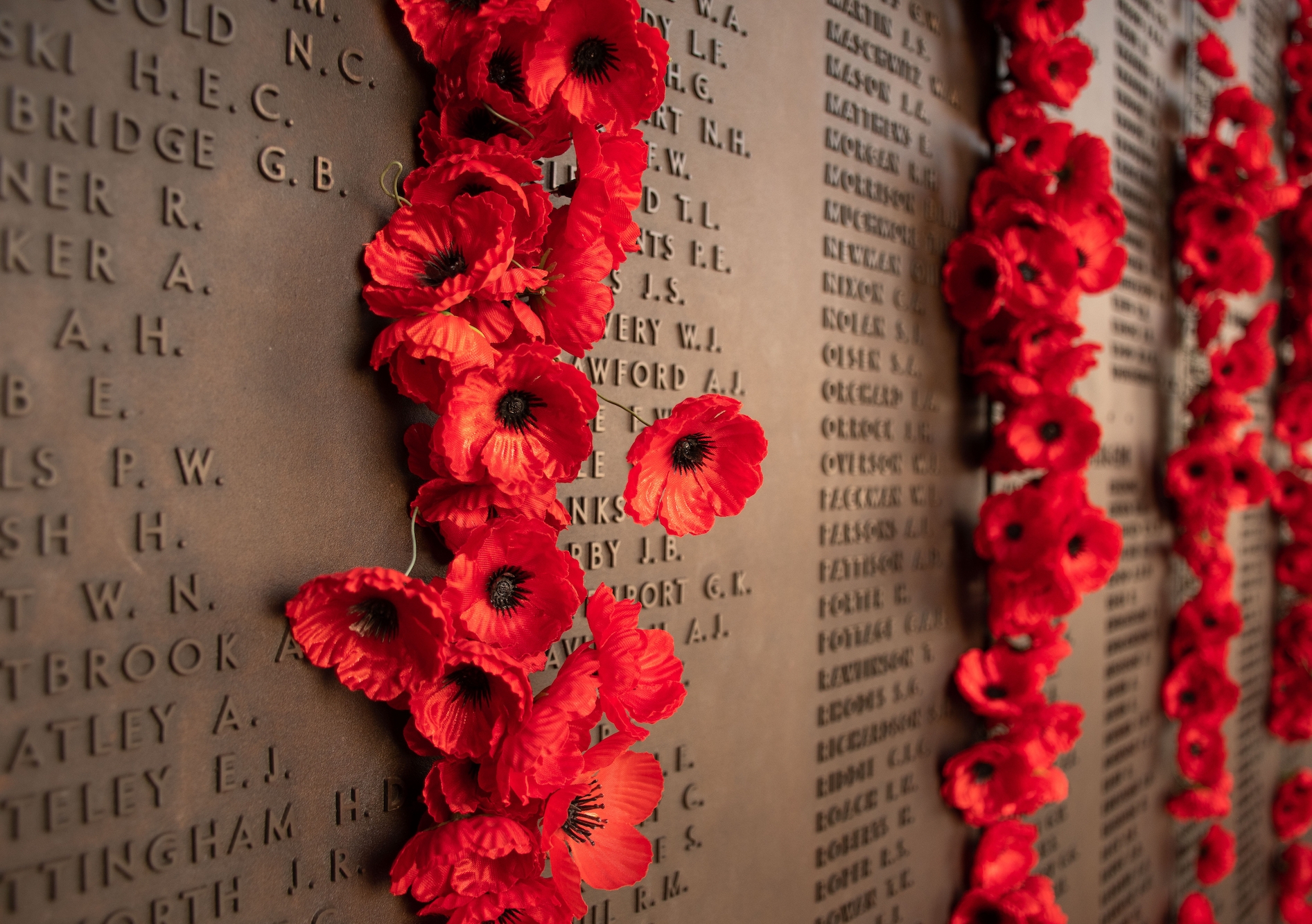 Poppy decoration next to the wall of fallen soldiers at the Australian War Memorial. Image: Shutterstock