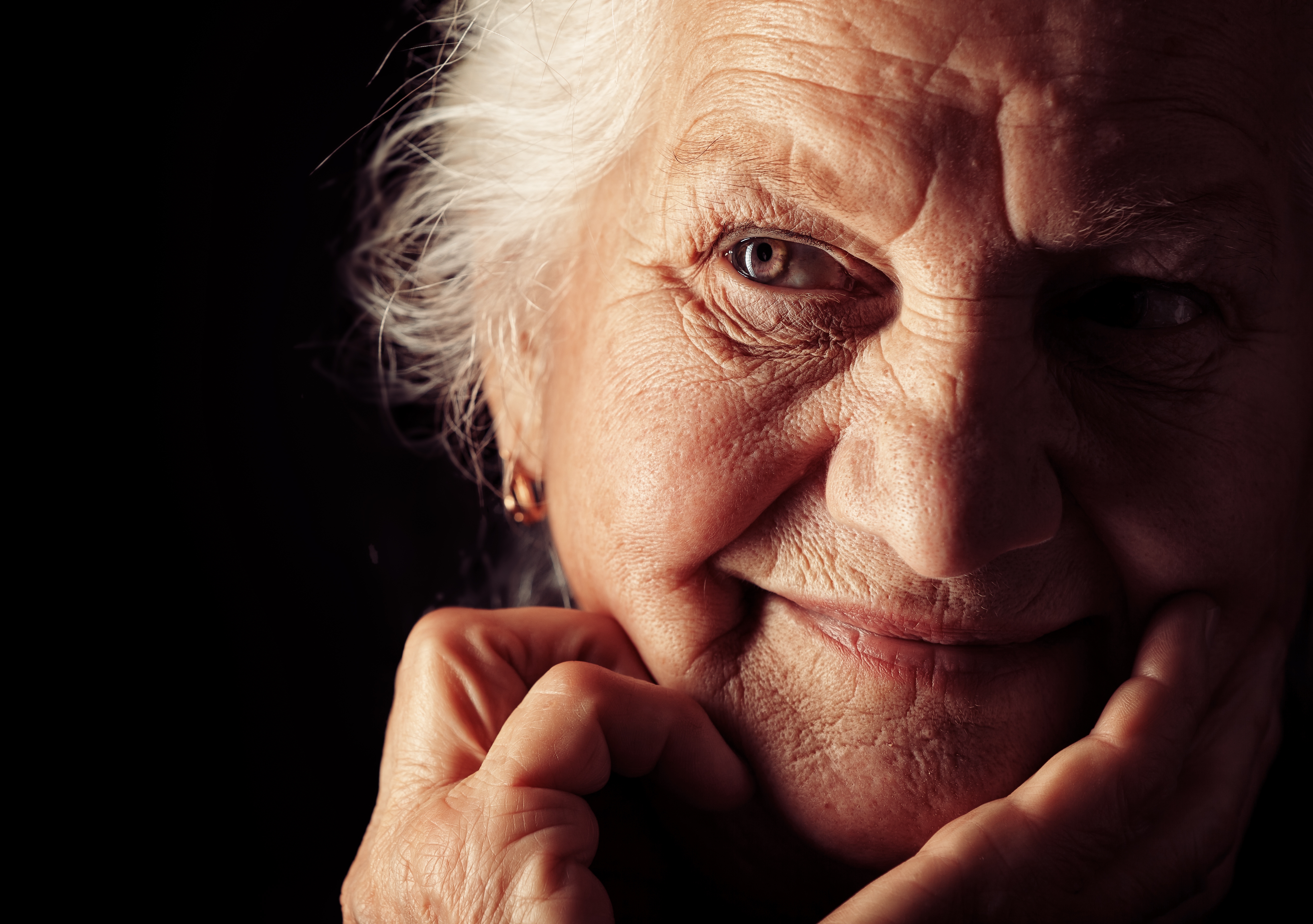 Взгляд старости. Пожилая женщина. Лицо пожилого человека. Эмоции пожилых.