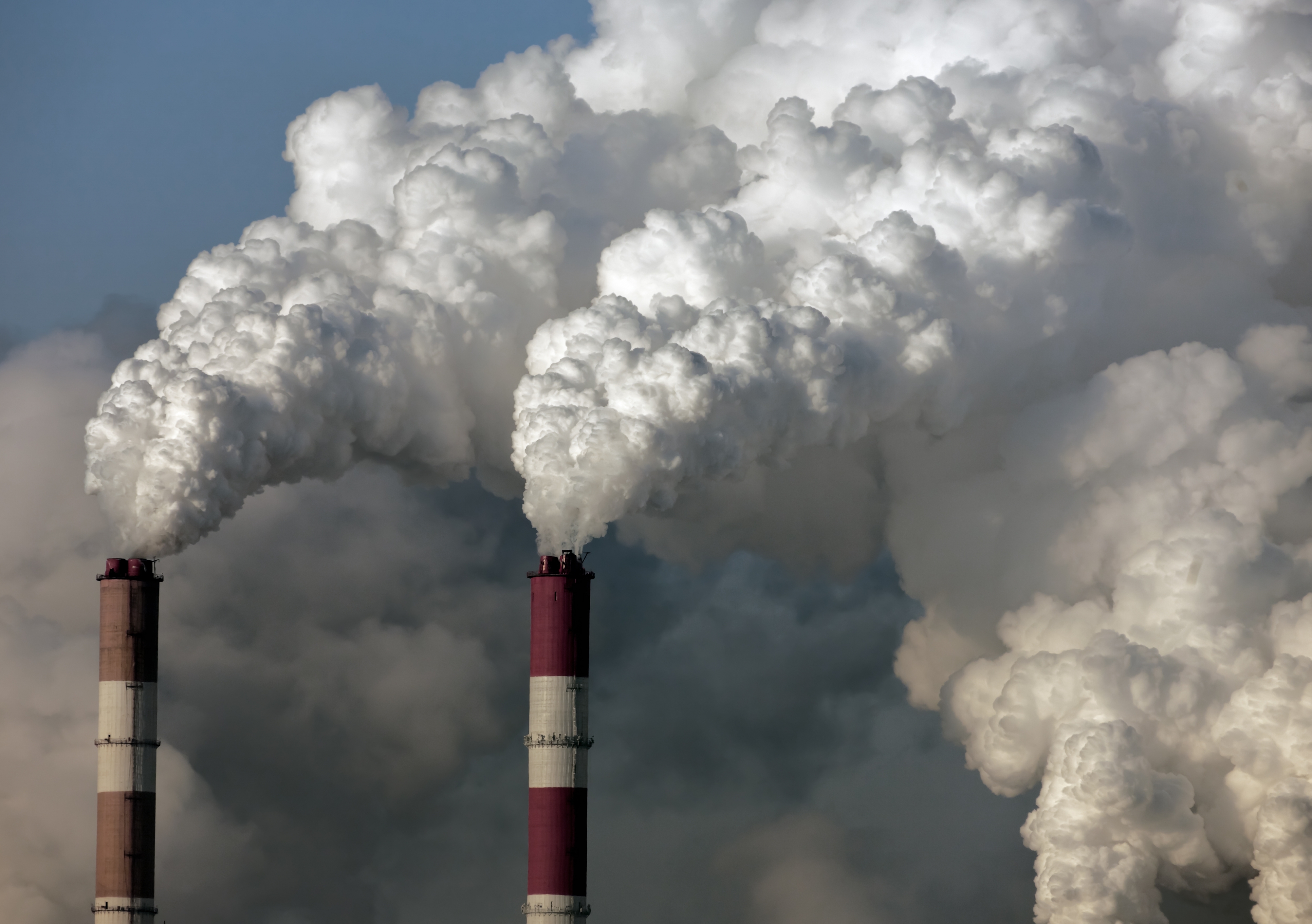 Выброс токсичных веществ. Трубы с дымом. Трубы дымят. Выбросы в атмосферу. Выбросы углекислого газа в атмосферу.
