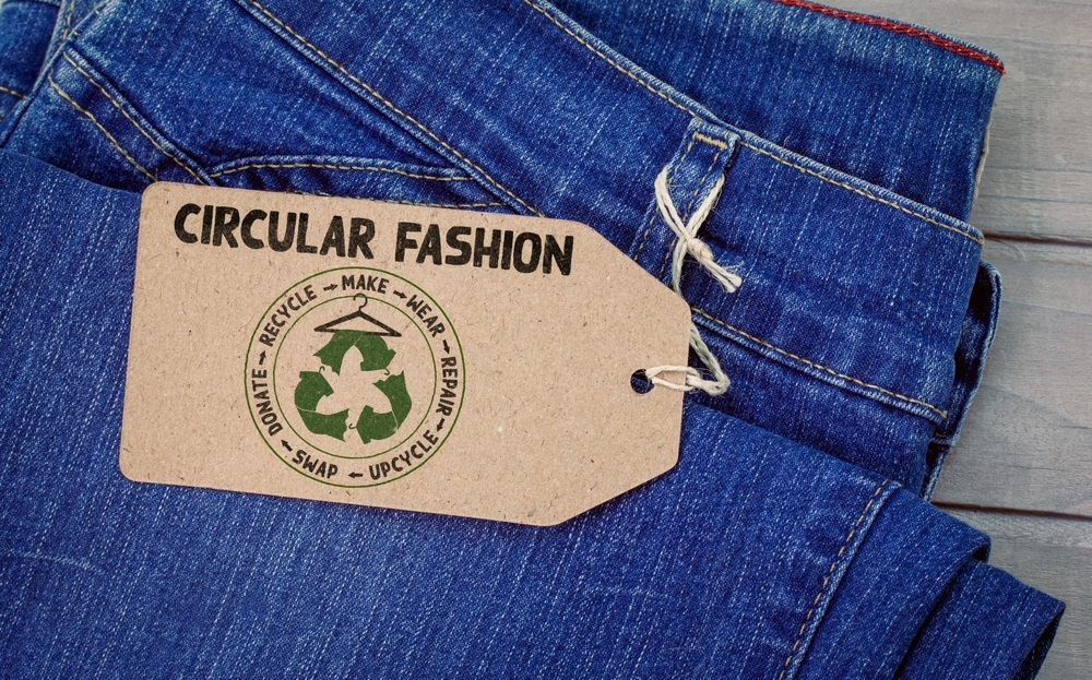 Jeans with circular fashion label